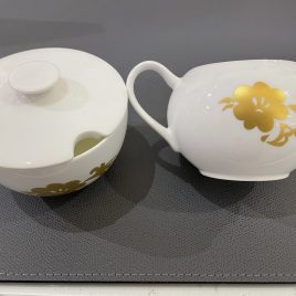 Dibbern – suikerpot en melkkan – goud bloem