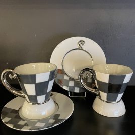 Barbara Flügel – set 2 kop en schotel – platina ornamenten